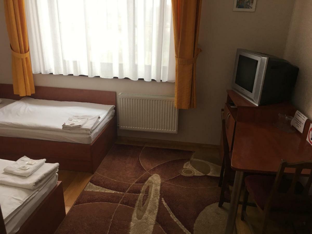 Готель Леон Novohrad-Volinski Exterior foto